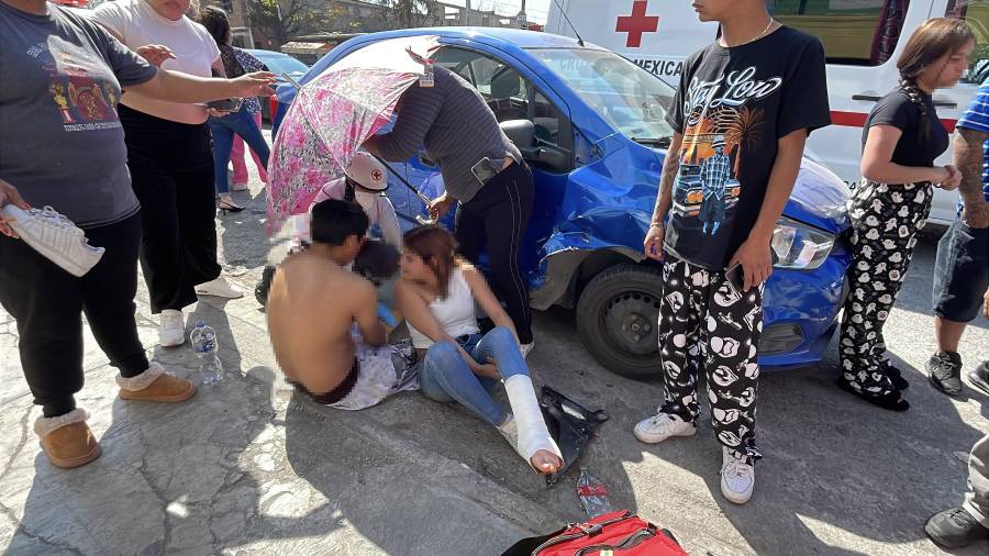 Los adolescentes resultaron con diversas lesiones tras impactarse contra el vehículo que realizó una vuelta en ¨U¨ sin percatarse de su circulación.