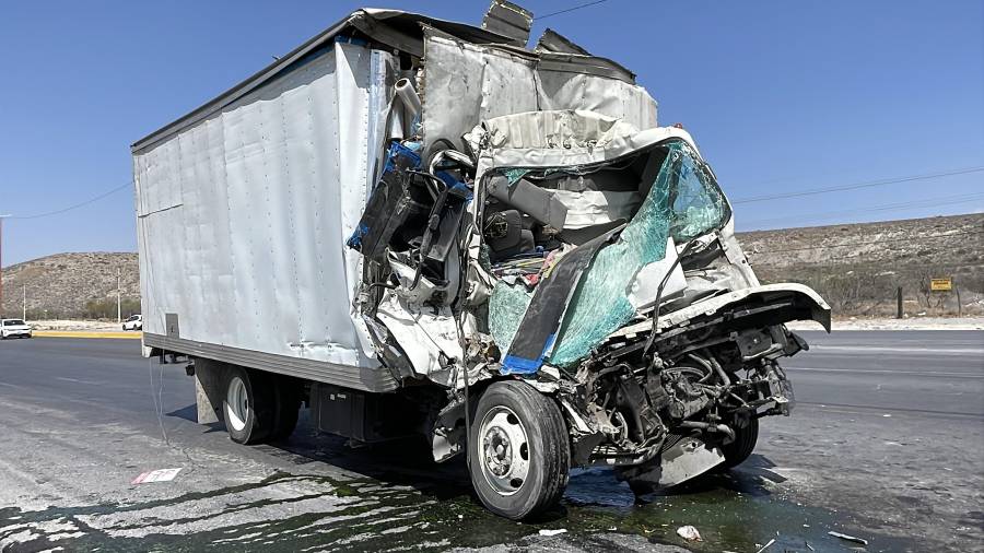 El camión de carga terminó incrustado en la parte trasera de una pipa de doble remolque en el libramiento Óscar Flores Tapia.