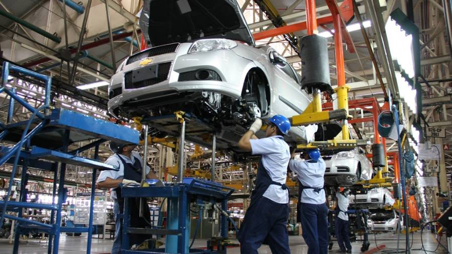 Industria automotriz 'mueve' a México pero sus bajos salarios frenan el TLCAN