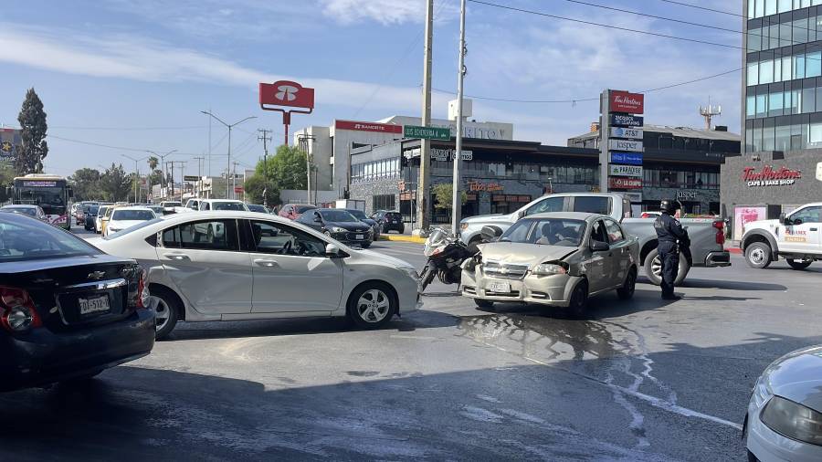 Los automóviles quedaron detenidos en medio de la intersección tras el impacto.