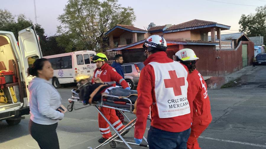 Paramédicos de la Cruz Roja atendieron de inmediato a madre e hijo tras el atropellamiento en el periférico.