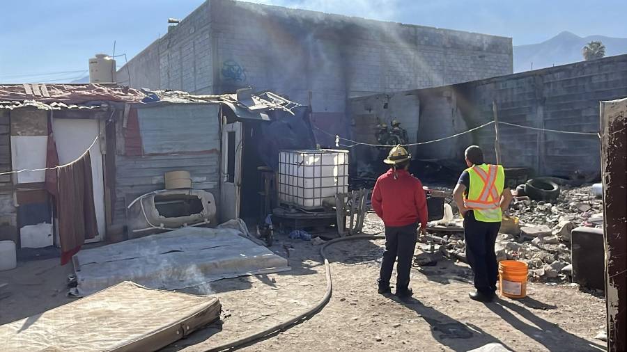 Elementos del Cuerpo de Bomberos trabajaron para sofocar las llamas y evitar su propagación.