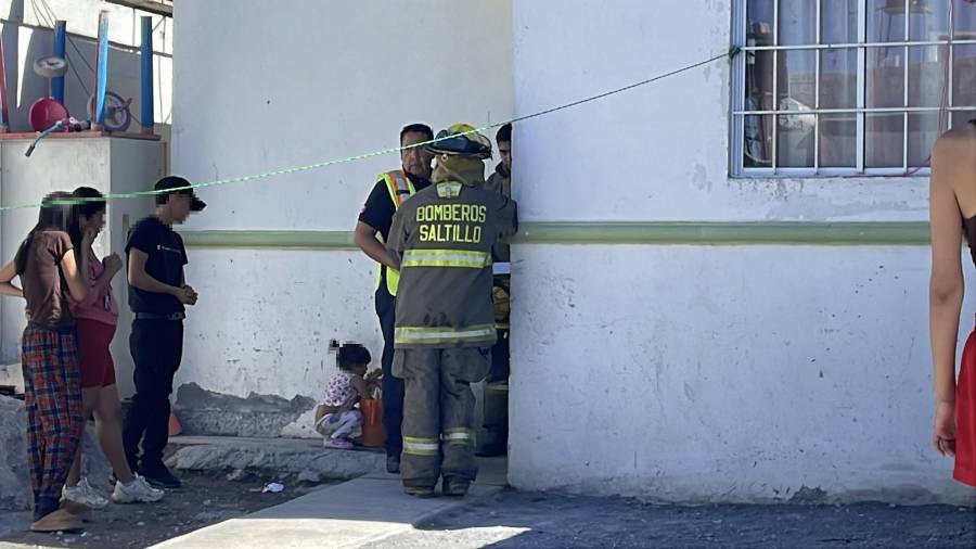 Los menores involucrados fueron auxiliados y llevados a la casa de vecinos mientras se controlaba el fuego.