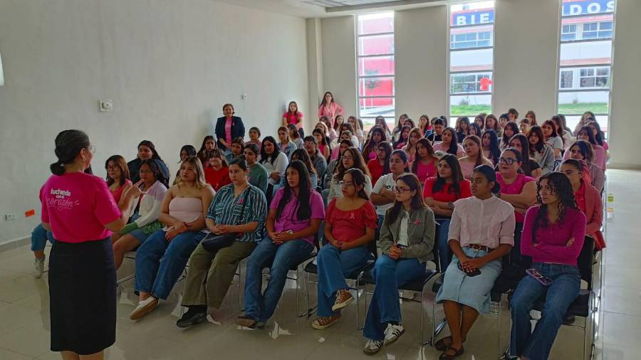 El miedo al diagnóstico y los factores socioculturales figuran entre las barreras para la atención oportuna, señaló la ponente