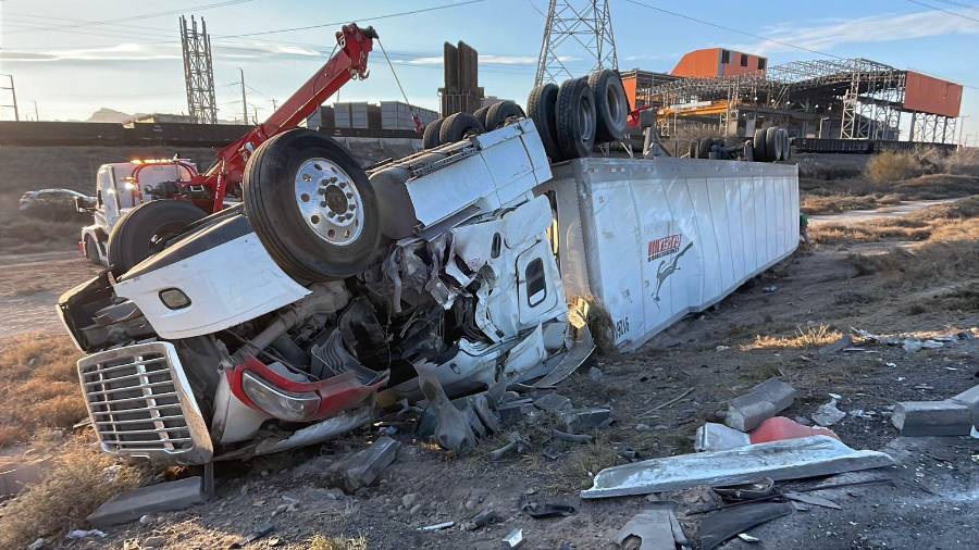 La unidad presentó severos daños materiales luego de salir de la cinta asfáltica.