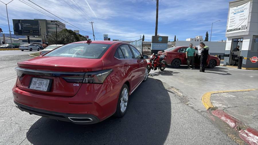 El auto Omoda que provocó el accidente permaneció estacionado mientras se gestionaban los trámites con la aseguradora.