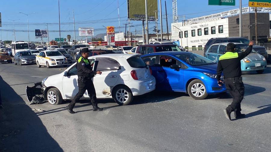 El percance ocurrió cuando el conductor de un Nissan March intentó incorporarse a los carriles centrales del periférico