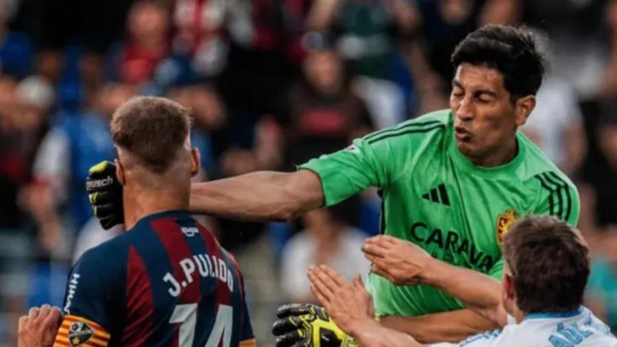 Esteban Andrada fue suspendido 13 partidos por la RFEF tras agredir a Jorge Pulido durante el partido entre Huesca y Real Zaragoza en LaLiga Hypermotion.