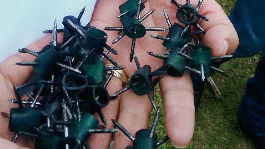 Tornillos, clavos, pijas y fragmentos de acero pueden parecer inofensivos, pero sobre el asfalto se convierten en trampas mortales capaces de provocar accidentes graves por ponchadura de llantas.