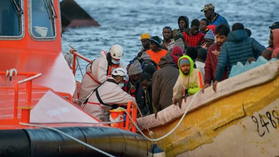 Gran parte de la disminución de las muertes se atribuye a un control fronterizo más estricto, especialmente en Mauritania, que firmó un acuerdo migratorio de 210 millones de euros con la UE en 2024.