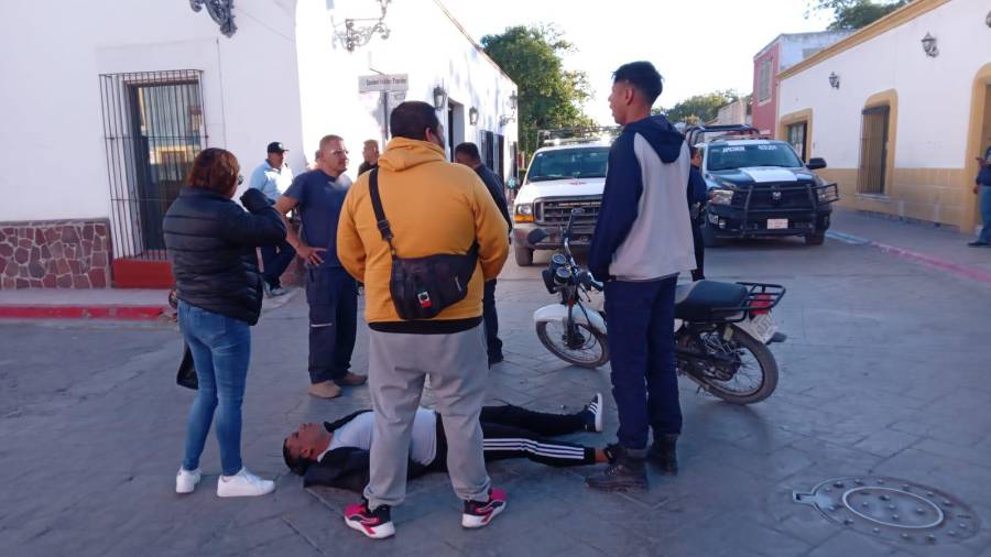 Tránsito municipal acordonó el cruce de Isidro Treviño y Allende tras el accidente.