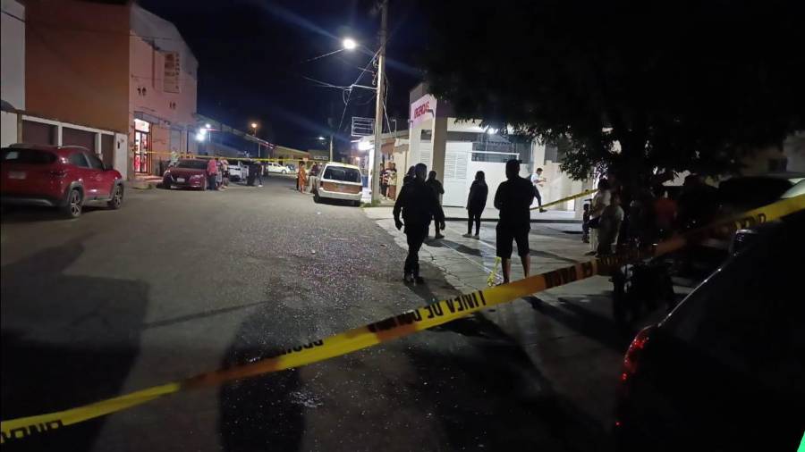 Autoridades acordonaron el área mientras peritos realizaban las diligencias tras el accidente ocurrido sobre la carretera estatal Parras-General Cepeda.