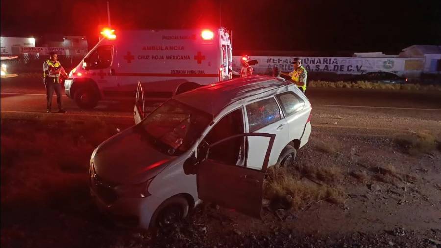 María Guadalupe, de 46 años, y Roberto N. fueron valorados por la Cruz Roja sin que se reportaran lesiones en el choque en la carretera Saltillo-Torreón.