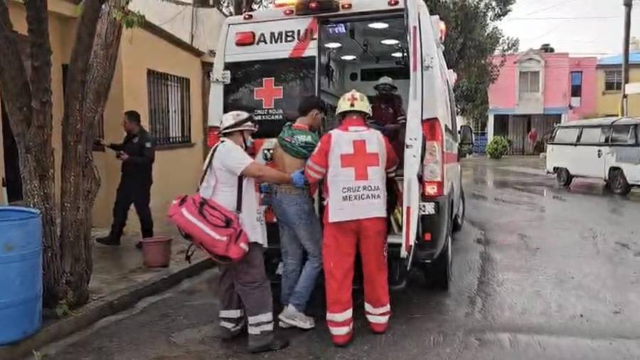 El joven fue auxiliado por paramédicos de la Cruz Roja.