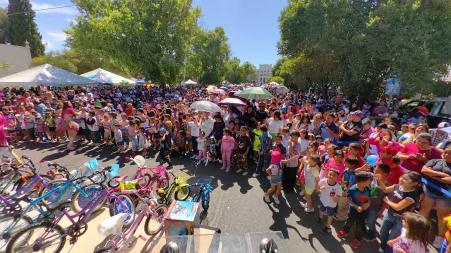 Familias llenaron la Ruta Recreativa para celebrar a niñas y niños con actividades y espectáculos.