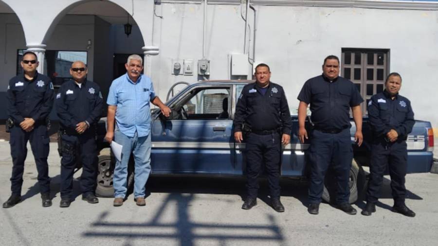 El propietario de la camioneta, Ricardo Rodríguez García, acompañado por elementos de Seguridad Pública, tras recuperar su unidad.