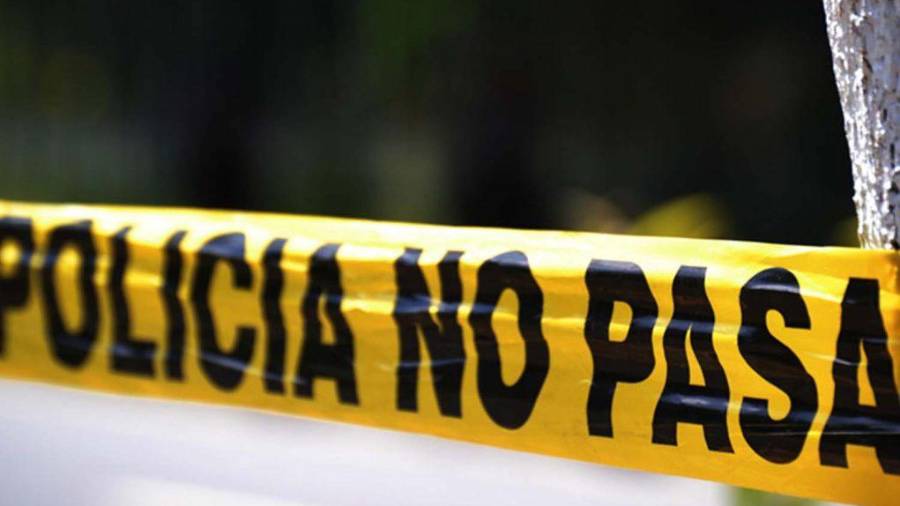 Peritos de la Fiscalía realizaron el levantamiento del cuerpo, el cual fue trasladado al Semefo para practicarle la necropsia de ley e intentar establecer su identidad.