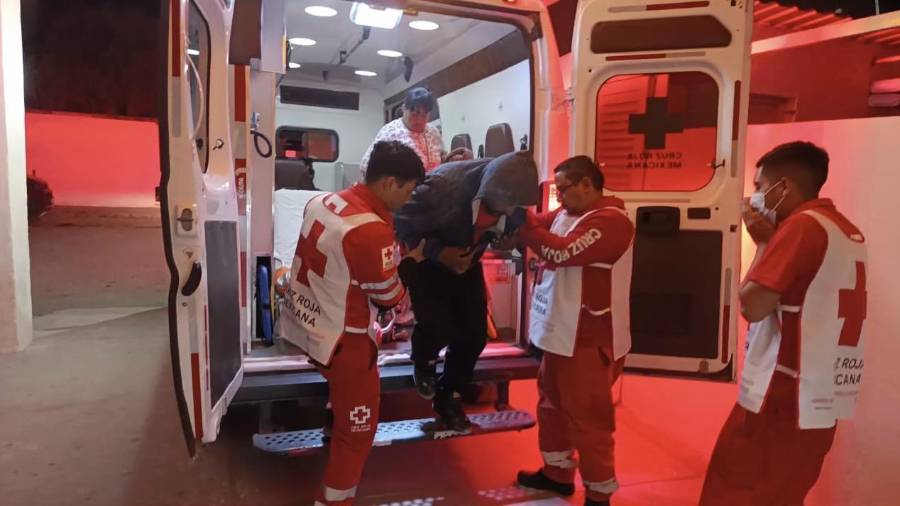 El hombre fue atendido por paramédicos cuando era trasladado por sus familiares.