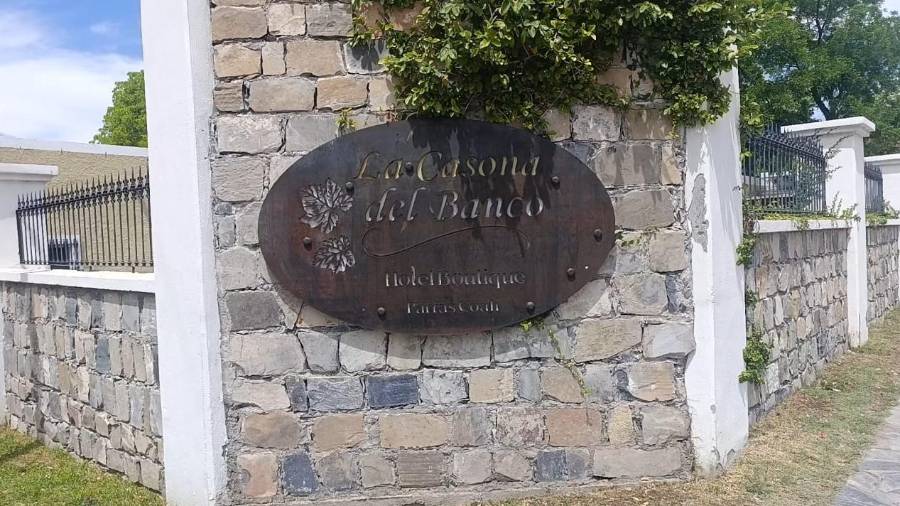 Elementos de emergencia acudieron al hotel y restaurante “La Casona del Banco” tras el reporte de una explosión en una freidora, donde tres trabajadores resultaron con quemaduras de segundo grado mientras realizaban labores en la cocina durante la mañana del domingo en Parras, Coahuila.