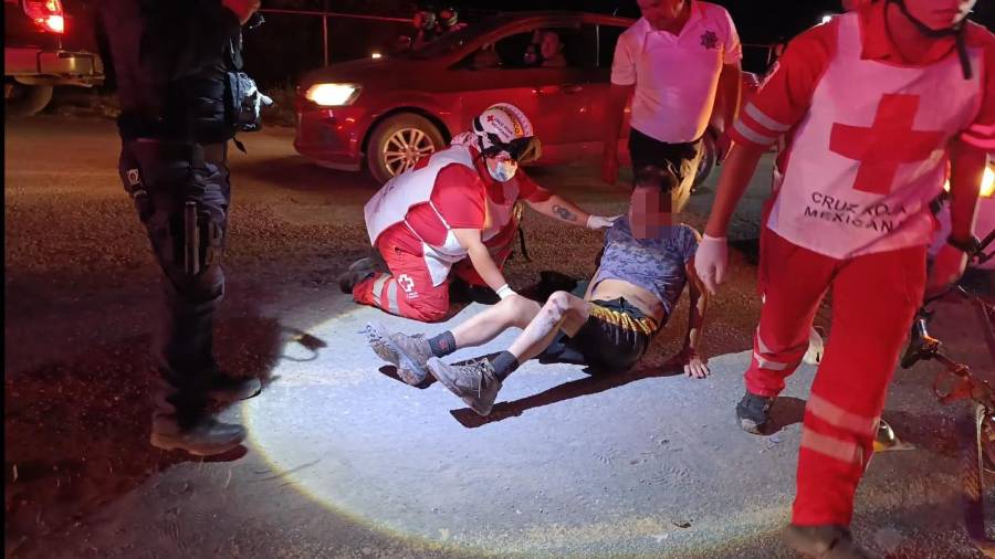 Paramédicos de la Cruz Roja atendieron a Gregorio tras el accidente.