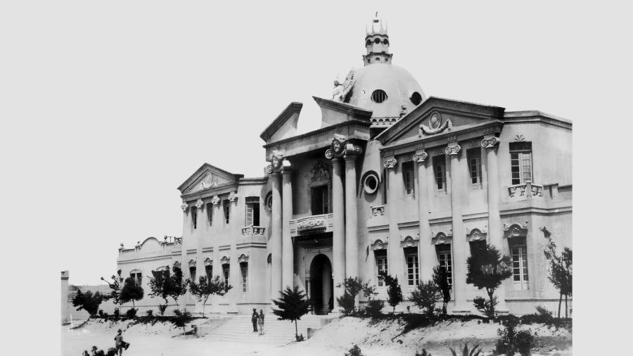 En la fotografía original, el nombre del hospital aparece como Trinidad Narro Maas. Algunos testimonios orales dicen que también se le conocía como Hospital Centenario (por el nombre de la calle en donde se ubicaba) u Hospital de la Calzada. El nombre es homónimo del sacerdote francés que fundó la orden de las Hijas de la Caridad, consagradas a ayudar en hospitales.