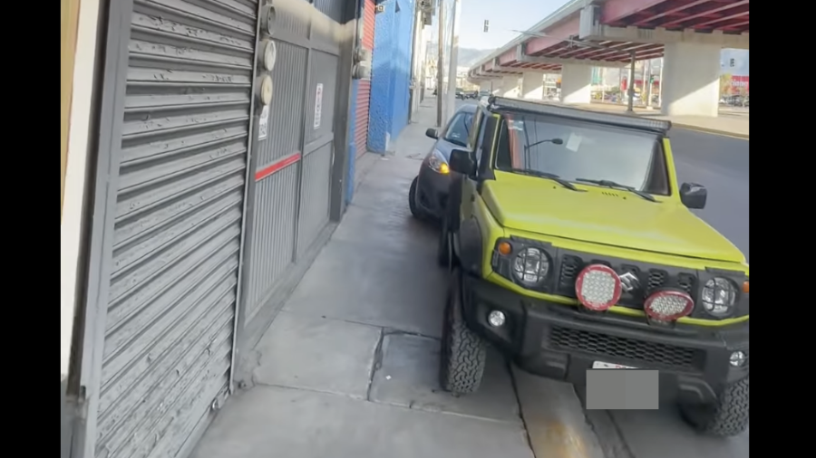 La camioneta fue localizada estacionada sobre la banqueta del periférico Luis Echeverría, frente a Plaza Real, pese a que el propietario la había dejado bajo resguardo de la agencia automotriz para un servicio.