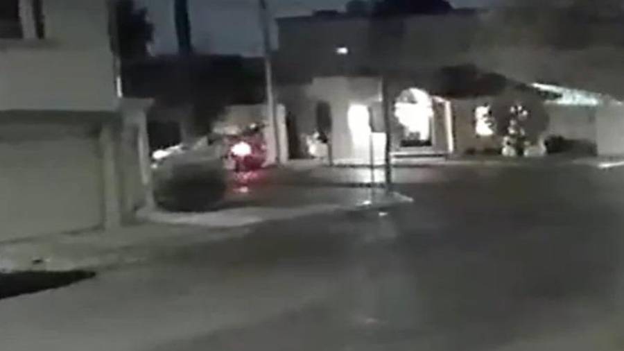 Una persona carga con lo que aparenta ser adorno de hombre de nieve de esta vivienda en San Patricio.