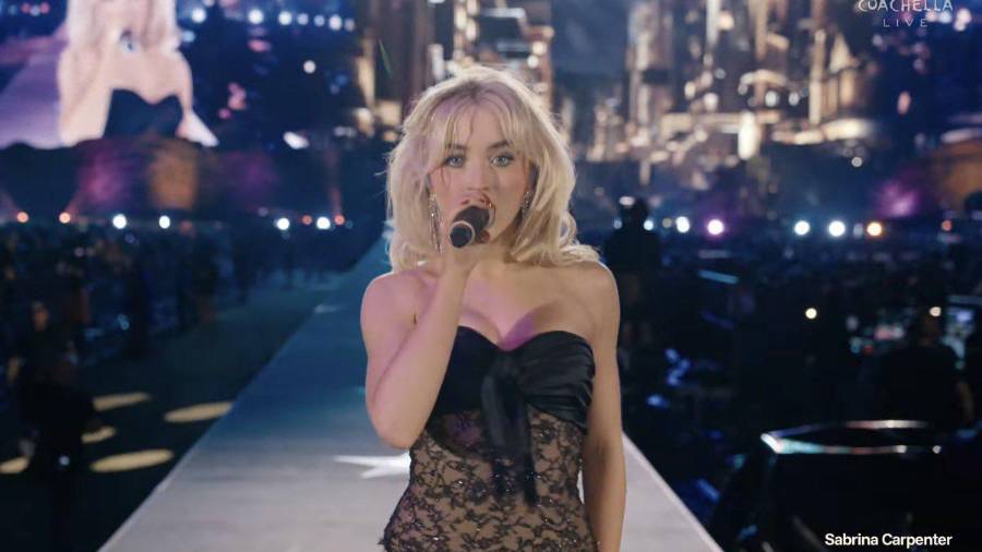 Experiencia. Sabrina Carpenter ofreció un show lleno de cambios escénicos, coreografías y referencias visuales durante su presentación en Coachella.