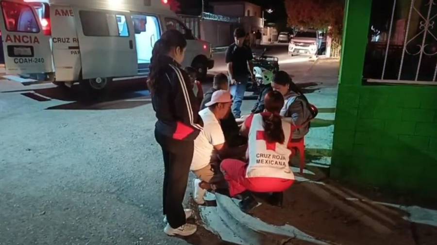 Paramédicos de la Cruz Roja brindaron atención a una mujer que resultó con lesiones de consideración tras el choque registrado en Parras.