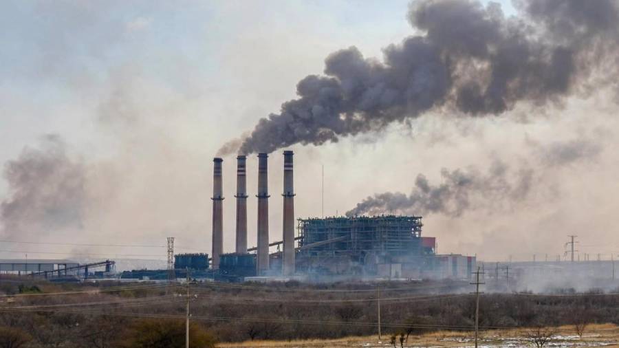 Grandes columnas de humo oscuro provenientes del complejo termoeléctrico generaron nuevas denuncias entre habitantes de Nava. Las centrales José López Portillo y Carbón II utilizan carbón mineral para la generación de electricidad.