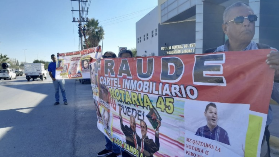 La Notaría Pública número 45, ubicada en el municipio de Torreón, fue señalada por los afectados como el punto donde se realizaron los trámites de compraventa de terrenos y viviendas que posteriormente resultaron no pertenecerles legalmente.