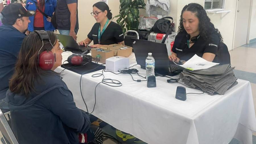 Especialistas realizan los estudios de audiometría para diagnosticar el nivel de pérdida auditiva de los pacientes.