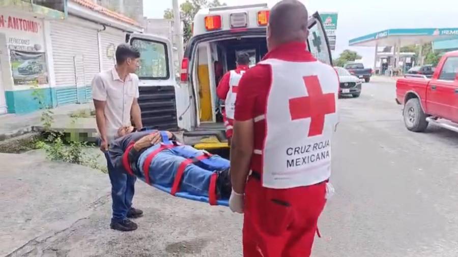 Paramédicos de la Cruz Roja acudieron al negocio para brindar atención al hombre lesionado.