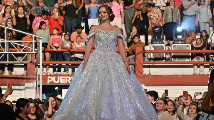 La nueva soberana realizó su primera pasarela ante una Monumental Plaza de Toros abarrotada.