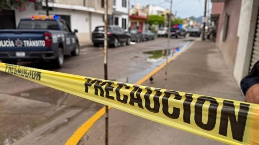 Habría sido atacada cuando descendía de su vehículo; en el sitio fueron hallados 10 casquillos.