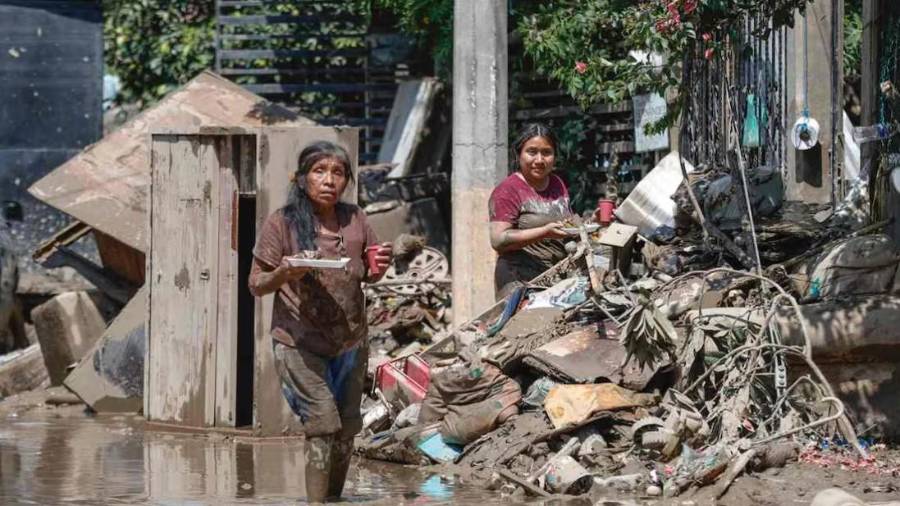 En Álamo, Veracruz, la gente camina entre calles inundadas por agua lodosa y escombros. Dicen que es la peor devastación que han sufrido en 26 años.