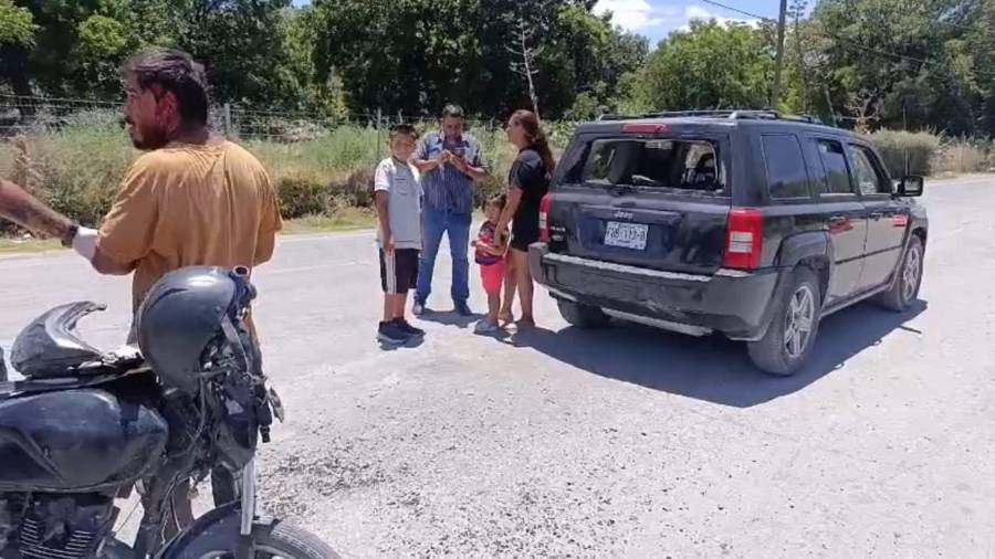 La mujer y los dos menores que viajaban en la camioneta involucrada en el choque resultaron ilesos, pese a lo aparatoso del accidente.