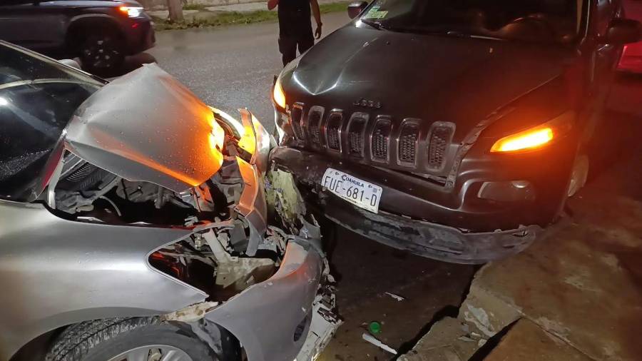 El Toyota Yaris terminó con severos daños en la parte frontal después de impactarse contra una camioneta Jeep que se encontraba estacionada.