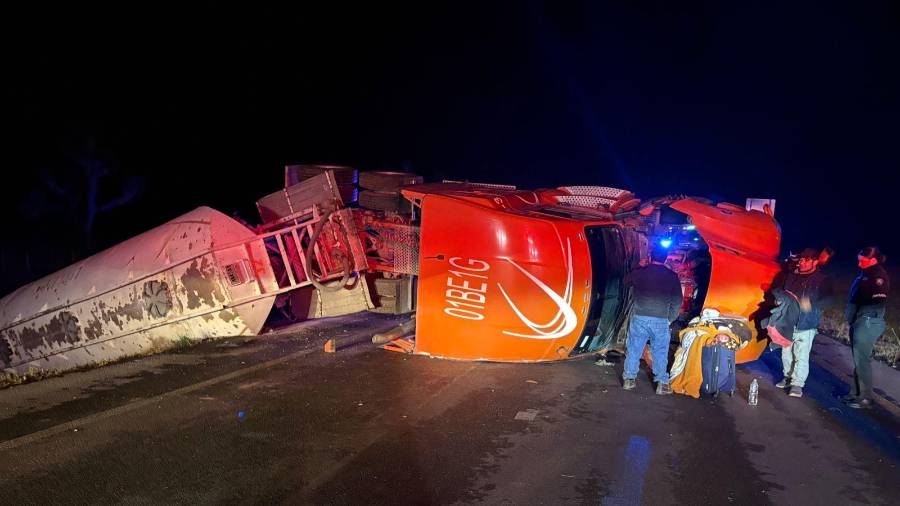 El tractocamión Kenworth quedó volcado sobre ambos carriles en el kilómetro 216 del tramo Puerto México–La Carbonera.