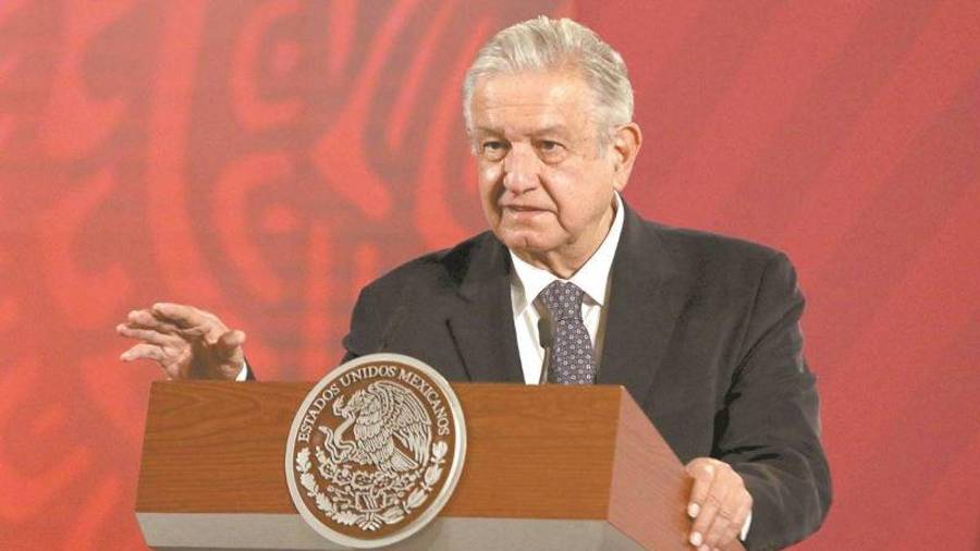 Obrador crítico que los economistas protegen a grupos financieros y no al pueblo
