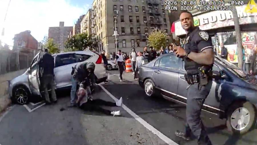 En esta imagen, tomada de un video de la cámara corporal de un agente y difundida por el Departamento de Policía de Nueva York, personal policial atiende a Oscar Belgal, un hombre dominicano de 28 años que recibió disparos de agentes federales de inmigración.
