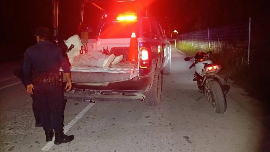 El motociclista fue ingresado a las celdas municipales tras el percance, en el que se reportó un menor lesionado.