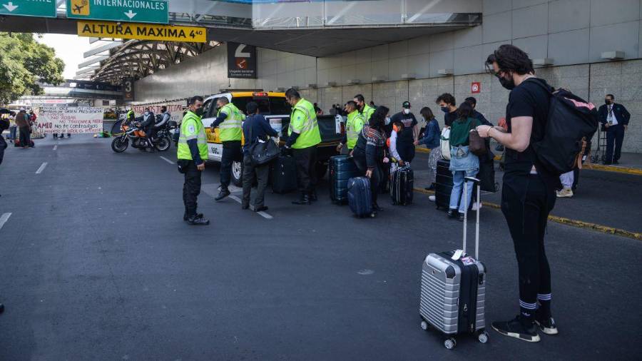 Los inconformes plantaron un campamento en la entrada a las puertas principales de la Terminal 1, por lo que la movilidad se vio afectada.