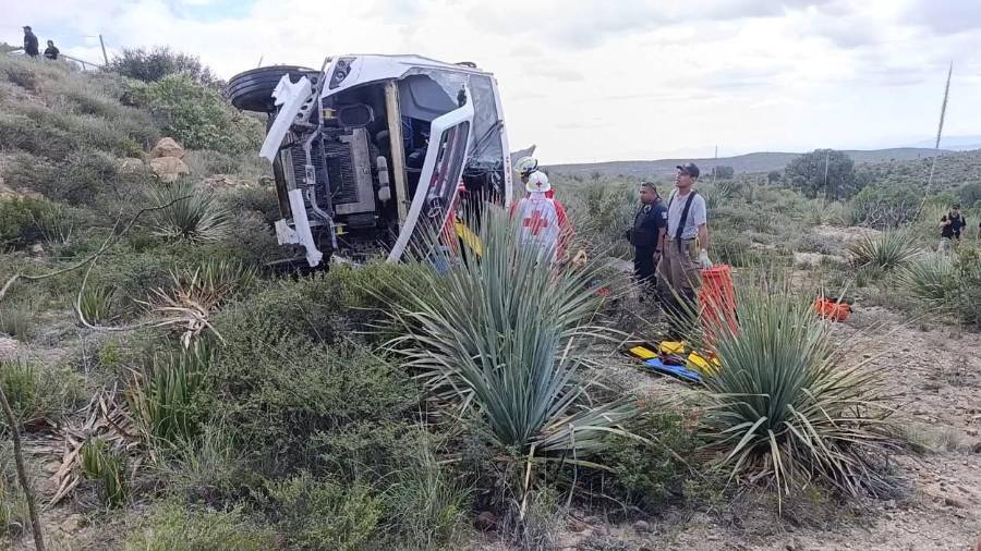 Siete ambulancias de la Cruz Roja, además de elementos de Bomberos de Parras y General Cepeda, participaron en las labores de auxilio para atender y trasladar a las personas lesionadas tras el accidente.