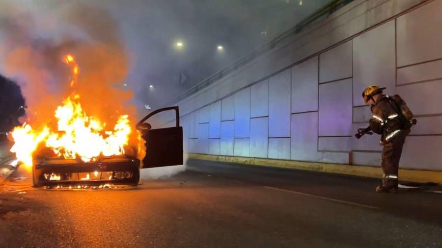 El vehículo Seat quedó completamente envuelto en llamas tras registrarse una presunta falla mecánica.
