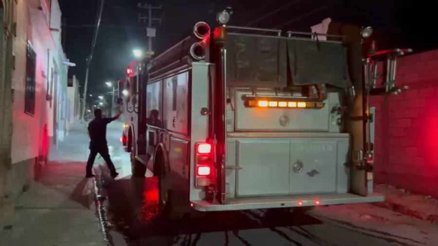 Elementos del Cuerpo de Bomberos y personal de Protección Civil acudieron al Centro de Saltillo para sofocar un incendio registrado en una vivienda abandonada, evitando que las llamas se propagaran a inmuebles aledaños.