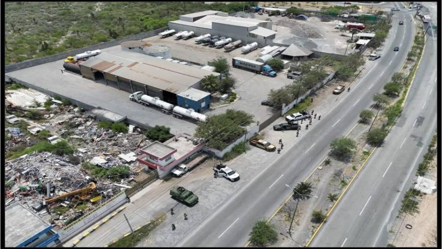 Sedena, Guardia Nacional, FGR y Pemex aseguraron 111 mil litros de hidrocarburo, tractocamiones y autotanques en un inmueble de Escobedo.