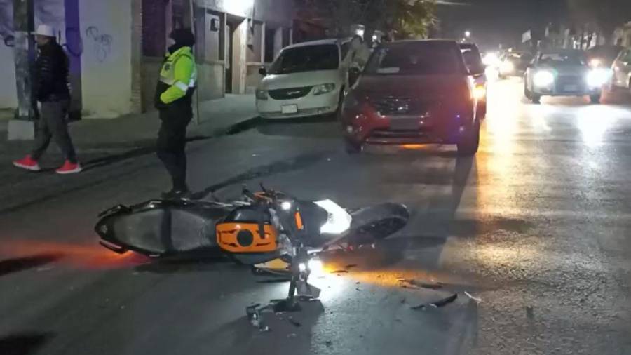 El motociclista resultó con lesiones en la espalda y la cadera tras ser impactado por un vehículo que presuntamente era conducido bajo los efectos del alcohol.