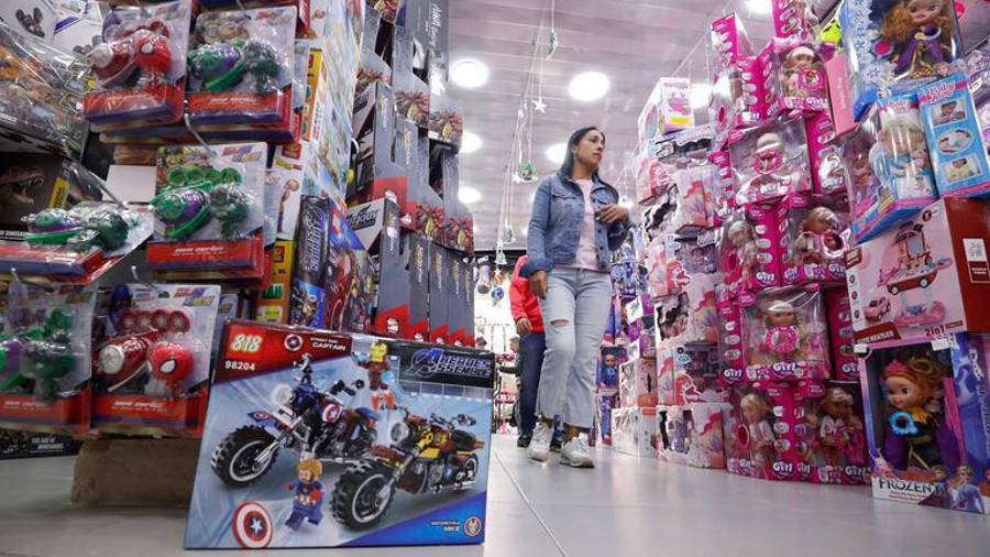 Difícil tarea tienen los padres de familia a la hora de elegir los regalos para sus hijos para esta Navidad.