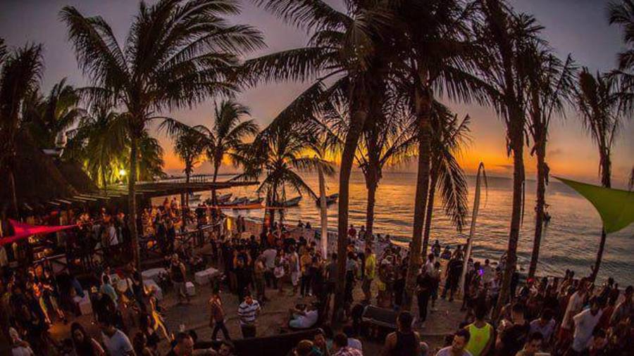 Se desarrollan en diversos formatos como raves, festivales improvisados y eventos en zonas alejadas.